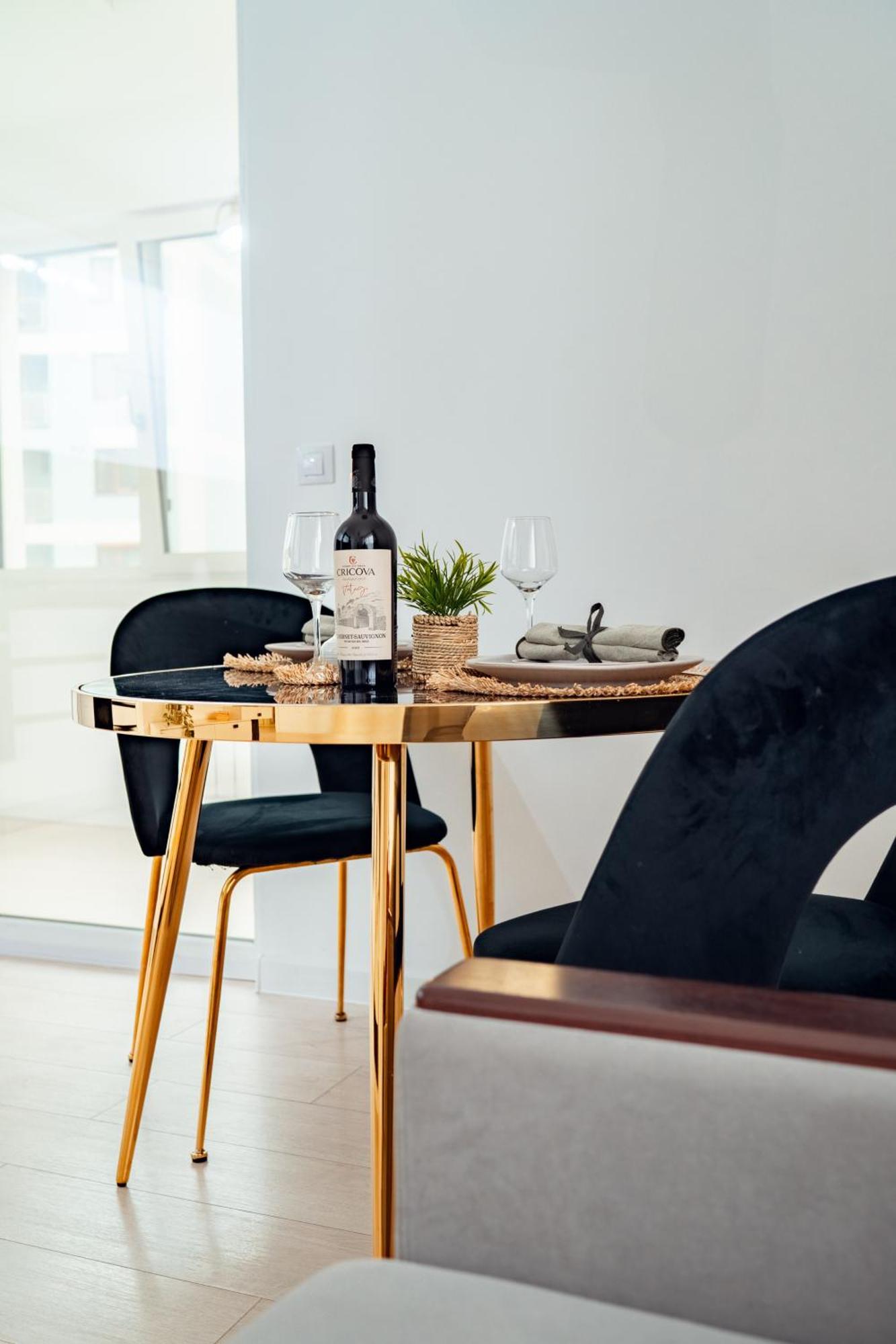 Cozy Aparthotel - Ultracentral Luxury Apartments Яссы Экстерьер фото